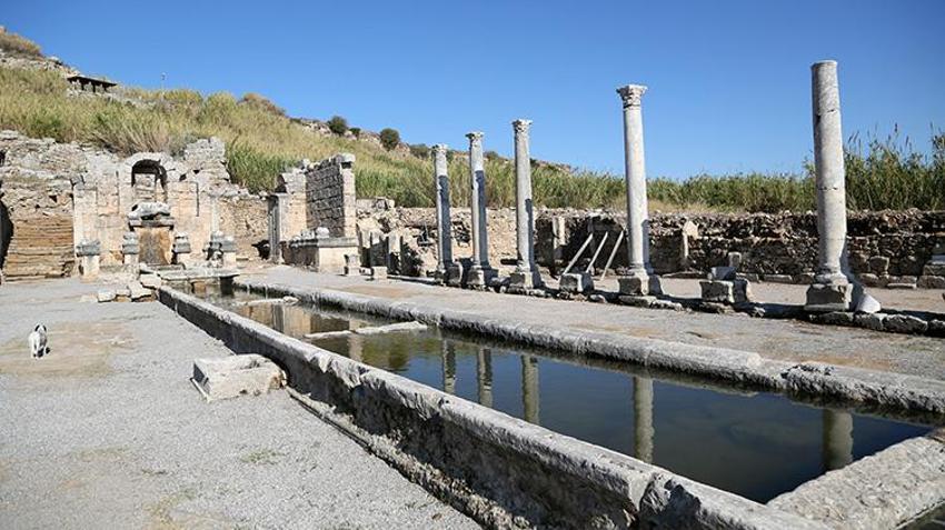 Antalya'da Perge Antik Kenti'nde 1800 yıl sonra çeşmeden su akmaya başladı