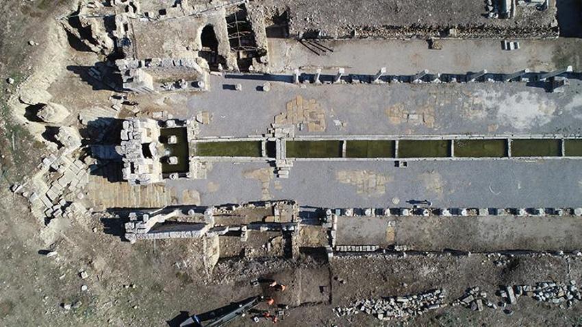 Antalya'da Perge Antik Kenti'nde 1800 yıl sonra çeşmeden su akmaya başladı