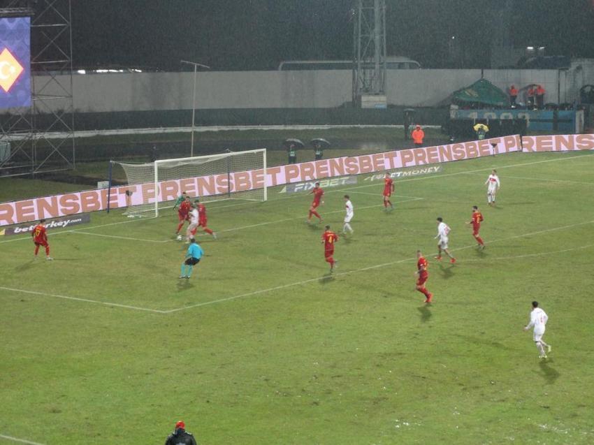Milli Takım, liderliği Karadağ'da bıraktı