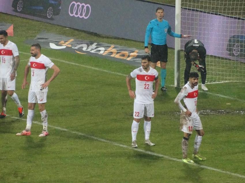 Milli Takım, liderliği Karadağ'da bıraktı