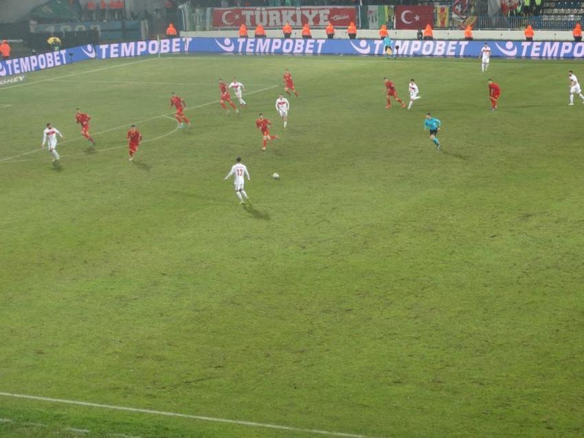 Milli Takım, liderliği Karadağ'da bıraktı
