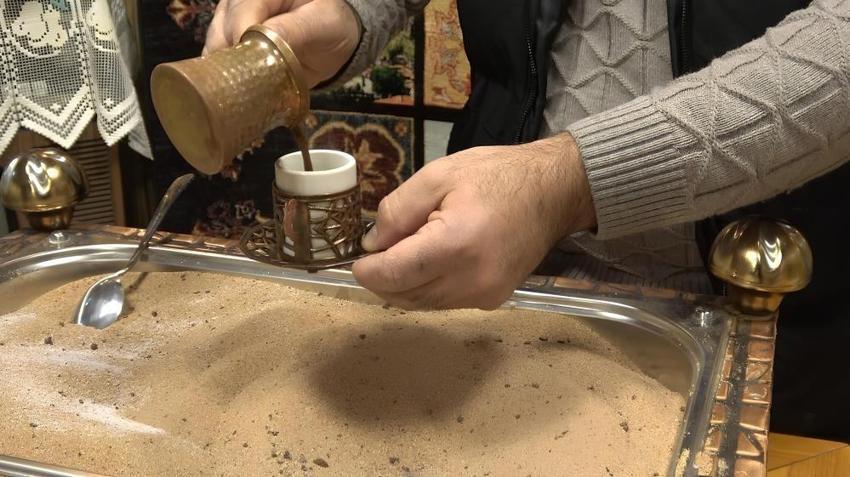 Türk kahvesini tuzda pişiriyorlar! Tadı tüm Türkiye'ye yayıldı
