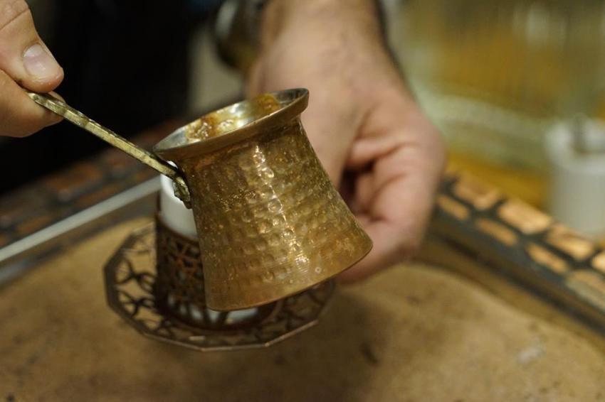 Türk kahvesini tuzda pişiriyorlar! Tadı tüm Türkiye'ye yayıldı
