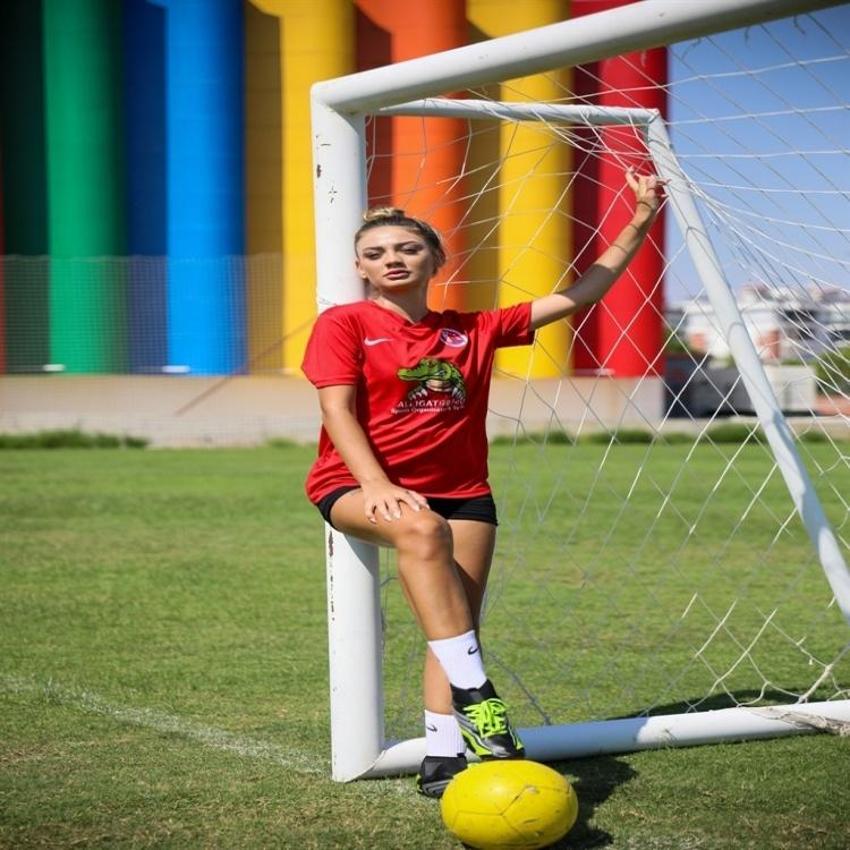 Güzellik kraliçesi futbol aşkından vazgeçmiyor! Podyumdan sahaya indi, kulübe başkan oldu