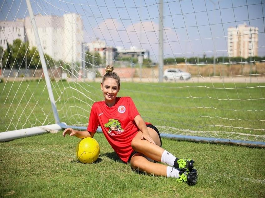 Güzellik kraliçesi futbol aşkından vazgeçmiyor! Podyumdan sahaya indi, kulübe başkan oldu