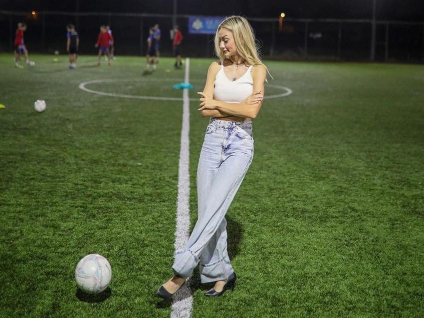 Güzellik kraliçesi futbol aşkından vazgeçmiyor! Podyumdan sahaya indi, kulübe başkan oldu