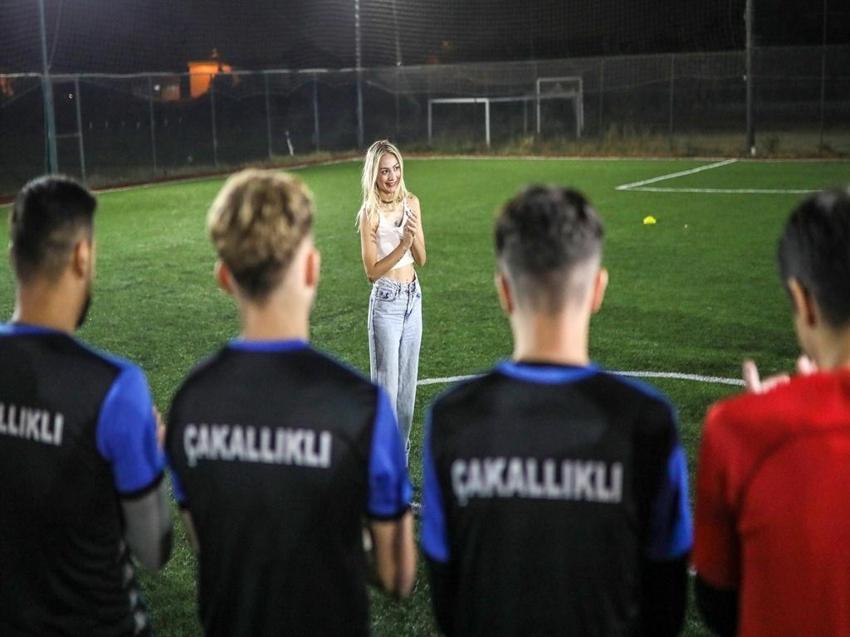 Güzellik kraliçesi futbol aşkından vazgeçmiyor! Podyumdan sahaya indi, kulübe başkan oldu