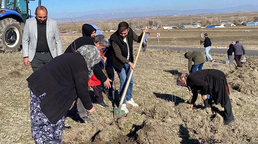 Kars'ta köyde içme suyu sorunu çözüldü, kadınlar hatıra ormanı kurmak için harekete geçti