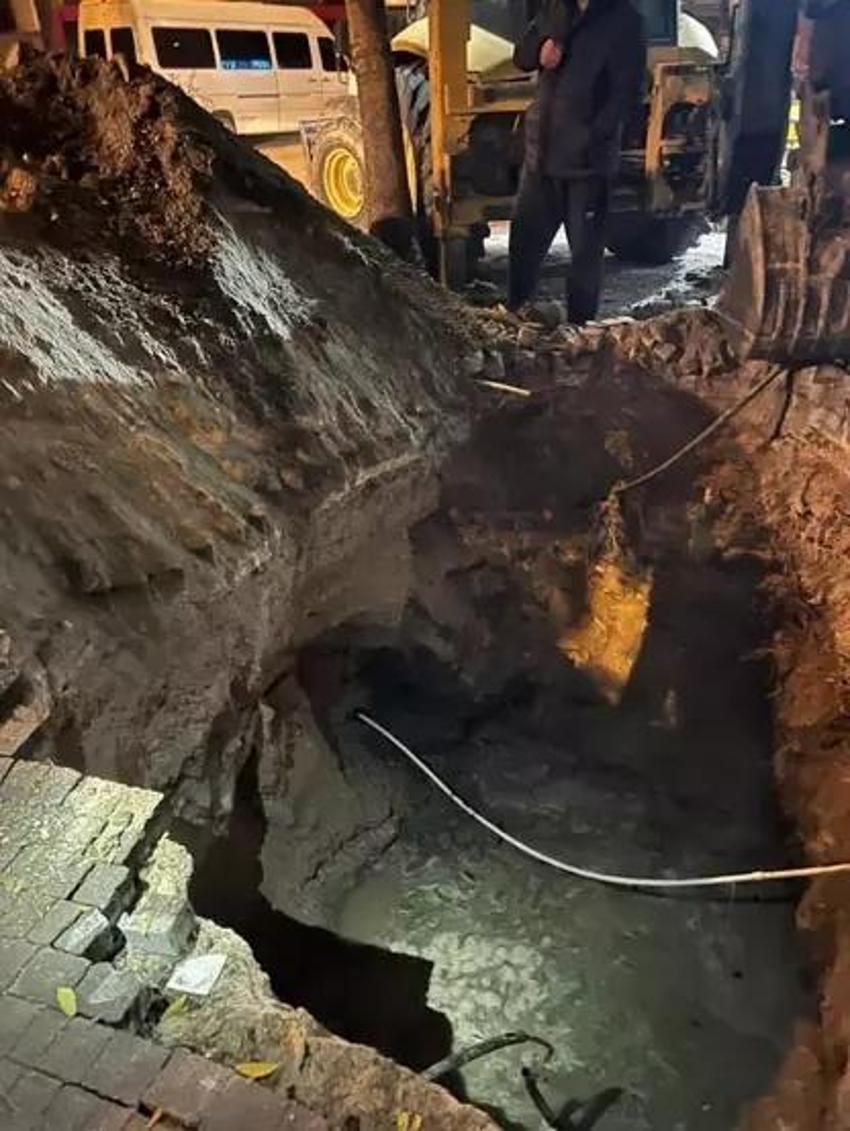 Şehrin göbeğinde kaçak kazı yapınca foyaları meydana çıktı! Belediye personeli kılığı da yetmedi