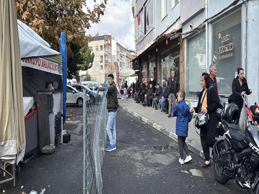 Sokağa direkleri dikip tel örgü çekti! Genç kadının iddiası mahalleliyi şoka uğrattı
