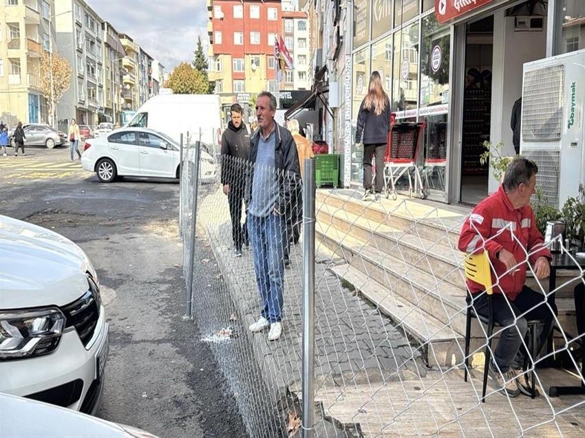Sokağa direkleri dikip tel örgü çekti! Genç kadının iddiası mahalleliyi şoka uğrattı

