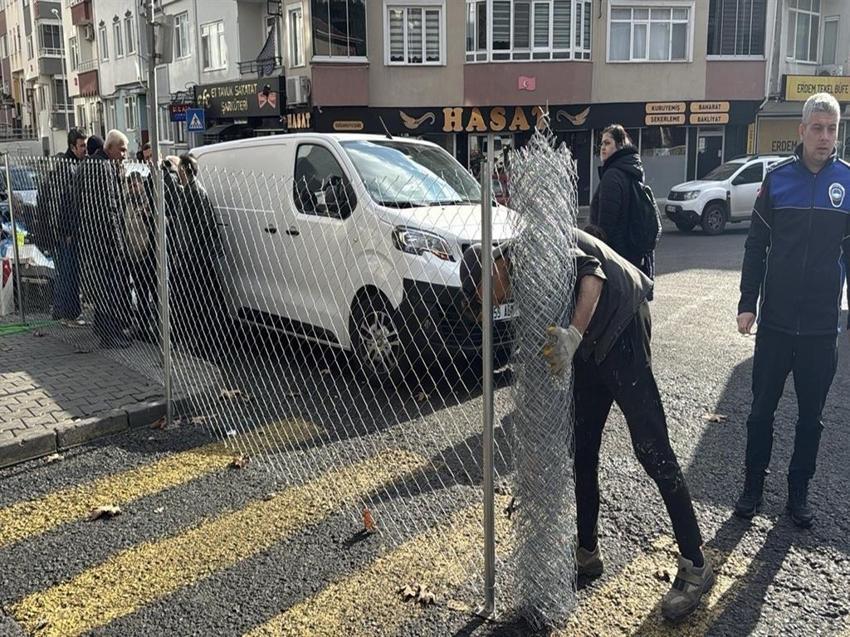 Sokağa direkleri dikip tel örgü çekti! Genç kadının iddiası mahalleliyi şoka uğrattı
