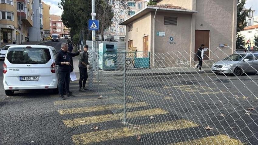 Sokağa direkleri dikip tel örgü çekti! Genç kadının iddiası mahalleliyi şoka uğrattı
