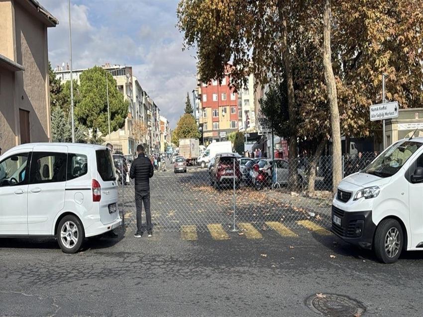 Sokağa direkleri dikip tel örgü çekti! Genç kadının iddiası mahalleliyi şoka uğrattı
