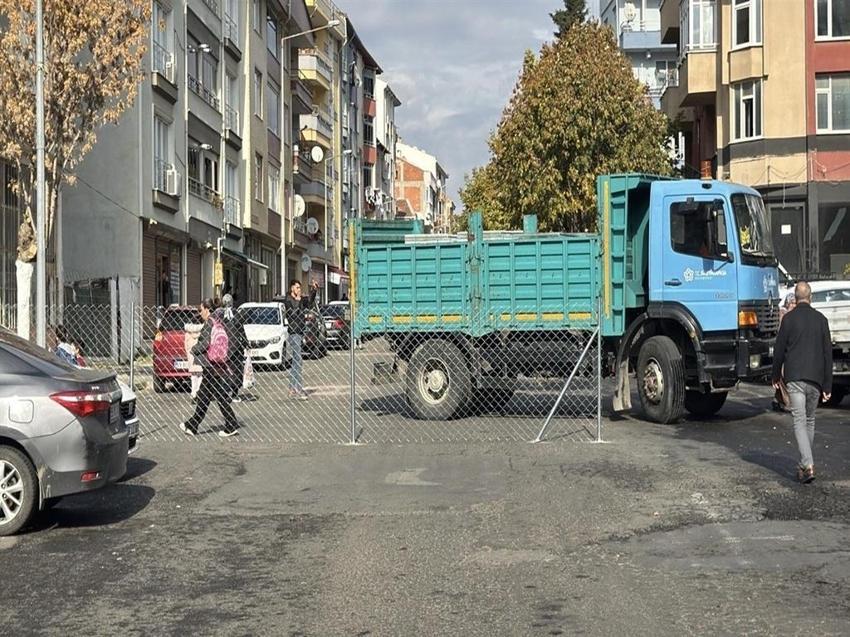 Sokağa direkleri dikip tel örgü çekti! Genç kadının iddiası mahalleliyi şoka uğrattı
