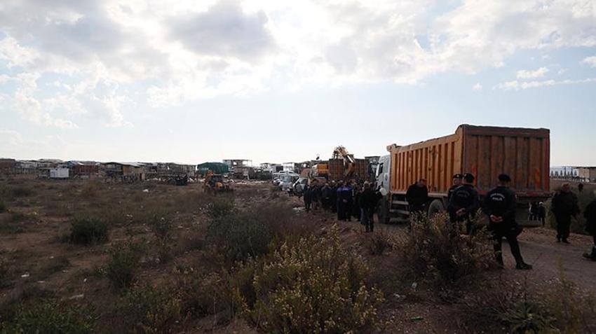 Antalya'da deniz kaplumbağalarının yuvalama alanına kurulan çardaklar yıkılma kararı aldı, yılan hikayesine dönen yıkım yine ertelendi