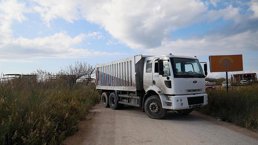Antalya'da deniz kaplumbağalarının yuvalama alanına kurulan çardaklar yıkılma kararı aldı, yılan hikayesine dönen yıkım yine ertelendi