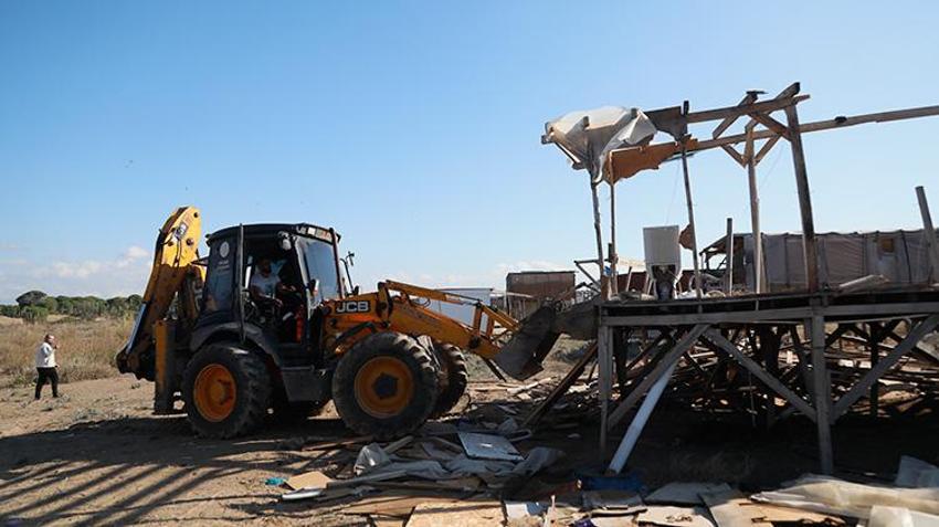 Antalya'da deniz kaplumbağalarının yuvalama alanına kurulan çardaklar yıkılma kararı aldı, yılan hikayesine dönen yıkım yine ertelendi
