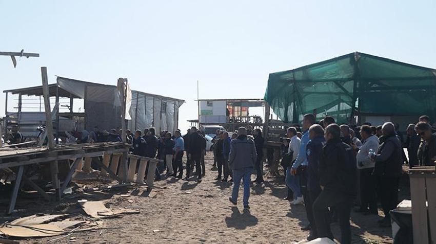 Antalya'da deniz kaplumbağalarının yuvalama alanına kurulan çardaklar yıkılma kararı aldı, yılan hikayesine dönen yıkım yine ertelendi