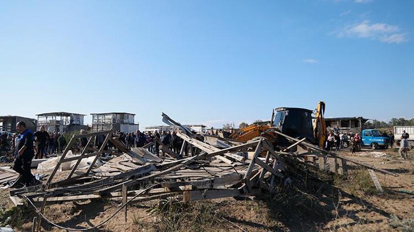 Antalya'da deniz kaplumbağalarının yuvalama alanına kurulan çardaklar yıkılma kararı aldı, yılan hikayesine dönen yıkım yine ertelendi