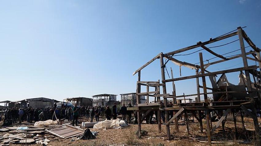 Antalya'da deniz kaplumbağalarının yuvalama alanına kurulan çardaklar yıkılma kararı aldı, yılan hikayesine dönen yıkım yine ertelendi