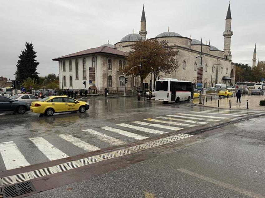 Meteoroloji'den kritik uyarı! Yurdun tamamında sağanak alarmı verildi! Adana'da sağanak sele neden oldu: Cadde ve sokakla göle döndü