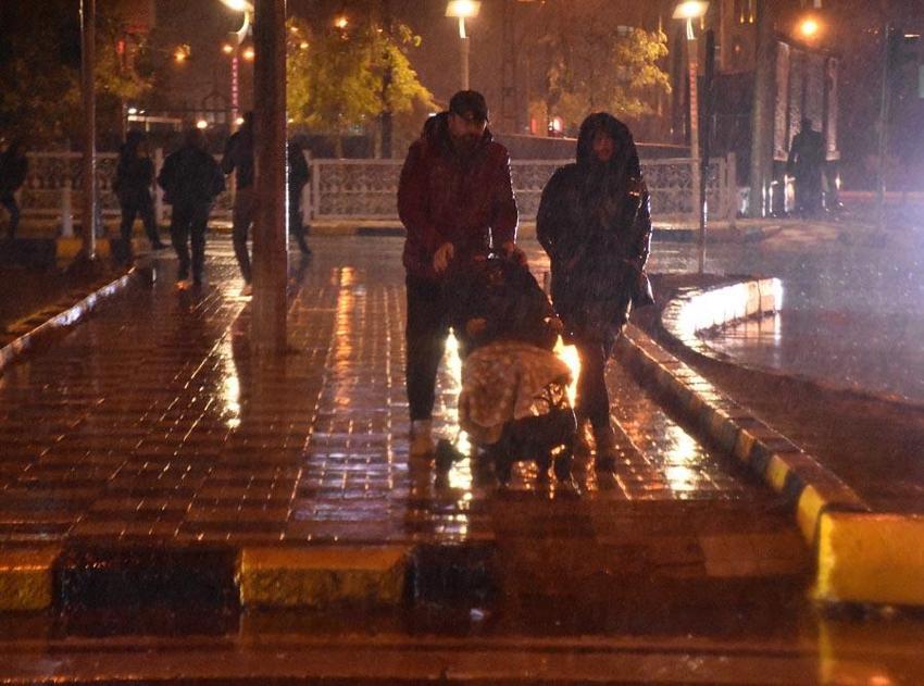Türkiye genelinde kuvvetli yağış ve fırtına uyarısı: 38 il için sarı kod verildi! Hafta boyunca sürecek! İstanbul'da trafik felç oldu