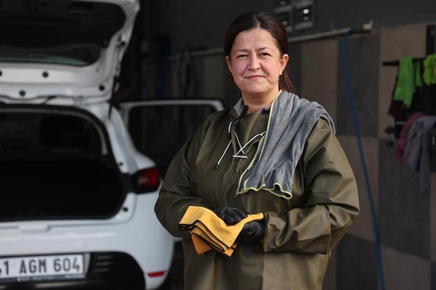 Eline bezi aldı, Konya'nın oto yıkamacı ablası oldu! 'Milyoner olsam yine bu mesleği yaparım!