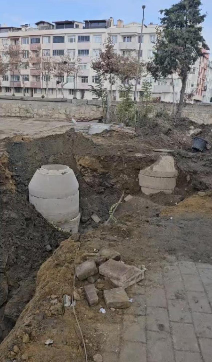 Belediye ekipleri kanalizasyon çalışması yaparken buldu! Bir kent bunu konuşuyor: 109 yıllık cephanelik ortaya çıktı