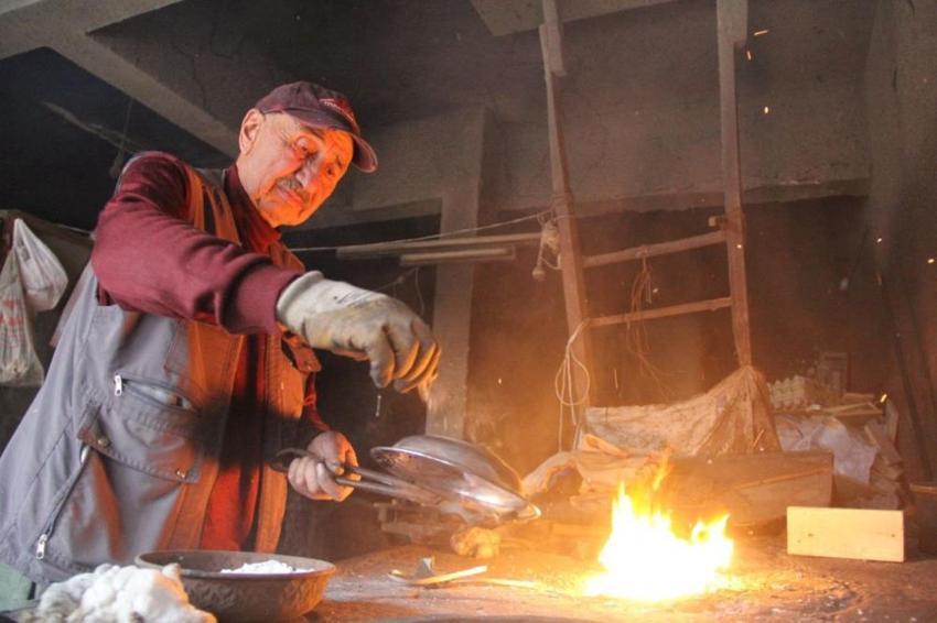 Çorum'da bu işi yalnızca o yapıyor! Ateşin başında adeta nakış gibi işliyor 