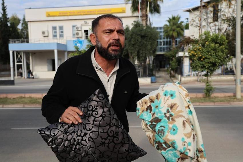 Çukurova'da muhtardan yastıklı yorganlı eylem: Açılmazsa beni görevden alsınlar