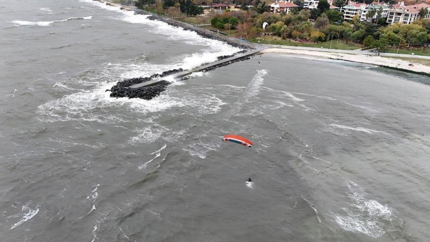 Sörfçüler İstanbul'da etkili olan lodosu fırsata çevirdi
