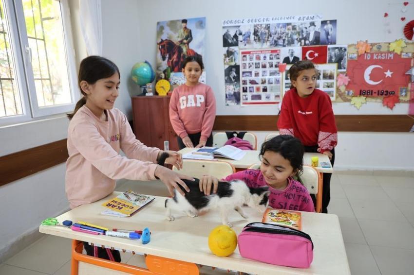 Feke'nin fedakar öğretmenleri: Dağ köylerinde görev yapan öğretmenler zorlu coğrafyada gönüllere dokunuyor