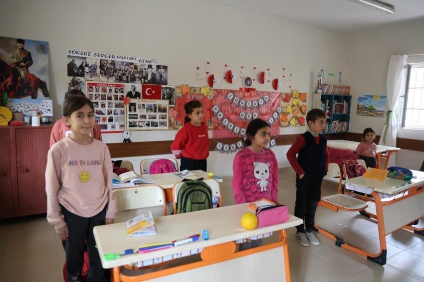 Feke'nin fedakar öğretmenleri: Dağ köylerinde görev yapan öğretmenler zorlu coğrafyada gönüllere dokunuyor