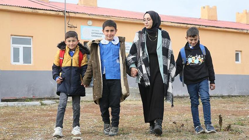 Fatmanur öğretmen Türkiye'nin sıfır noktasında görevde! 'Telefon dahi çekmiyor ama mutluyum'