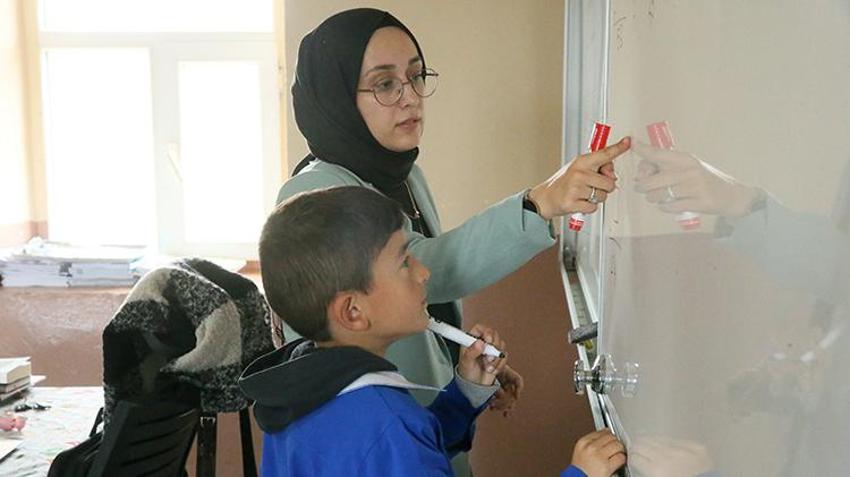 Fatmanur öğretmen Türkiye'nin sıfır noktasında görevde! 'Telefon dahi çekmiyor ama mutluyum'