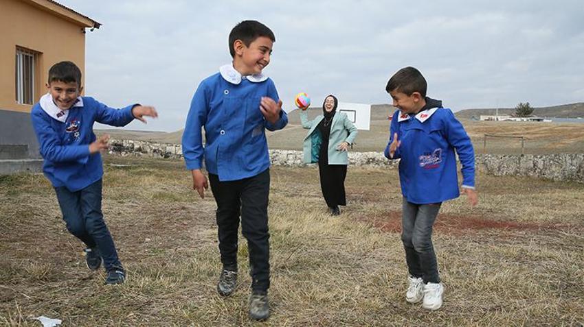 Fatmanur öğretmen Türkiye'nin sıfır noktasında görevde! 'Telefon dahi çekmiyor ama mutluyum'