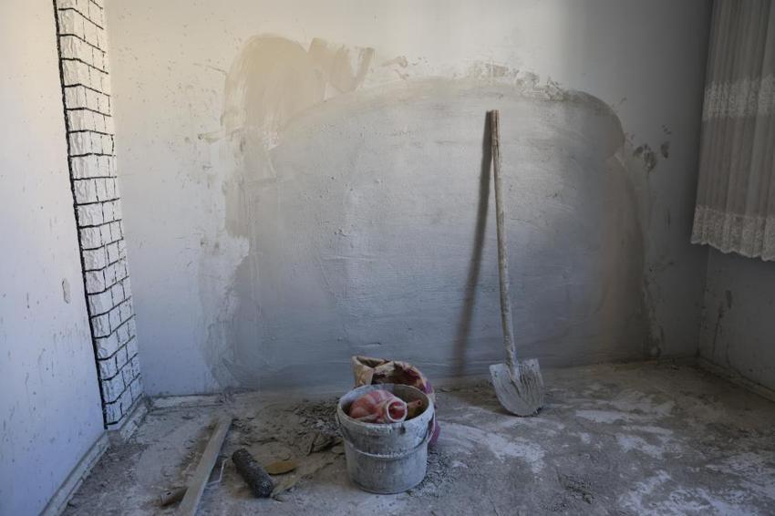 İzmir'de akıllara durgunluk veren hırsızlık olayı: 35 yıllık komşu duvarı kırdı, eşyaları çaldı, sıvayıp gitti