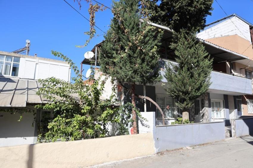 İzmir'de akıllara durgunluk veren hırsızlık olayı: 35 yıllık komşu duvarı kırdı, eşyaları çaldı, sıvayıp gitti