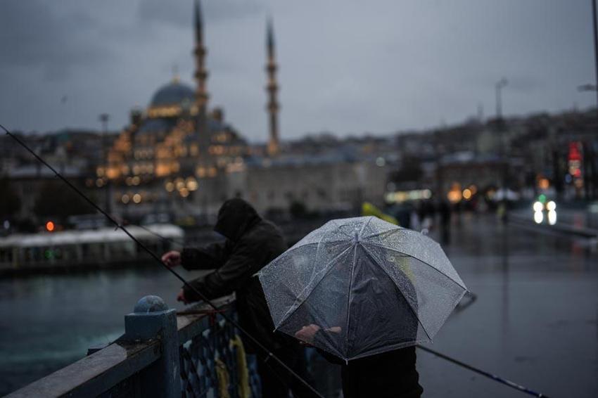 Meteoroloji son raporu açıkladı; Kar yağışları ve sağanaklar hayatı olumsuz etkileyecek! AKOM'dan İstanbul'a kar uyarısı geldi: Sıcaklıklar 12 derece birden düşecek