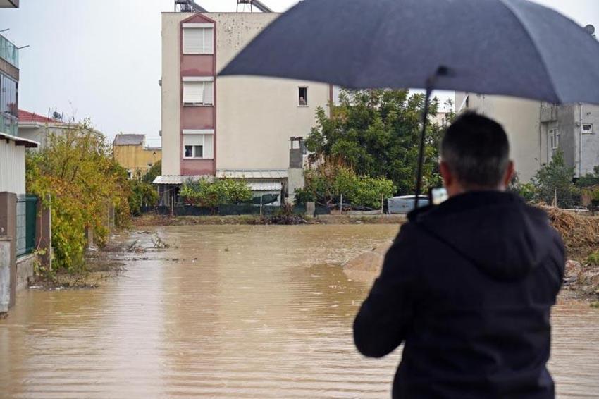 Meteoroloji son raporu açıkladı; Kar yağışları ve sağanaklar hayatı olumsuz etkileyecek! AKOM'dan İstanbul'a kar uyarısı geldi: Sıcaklıklar 12 derece birden düşecek