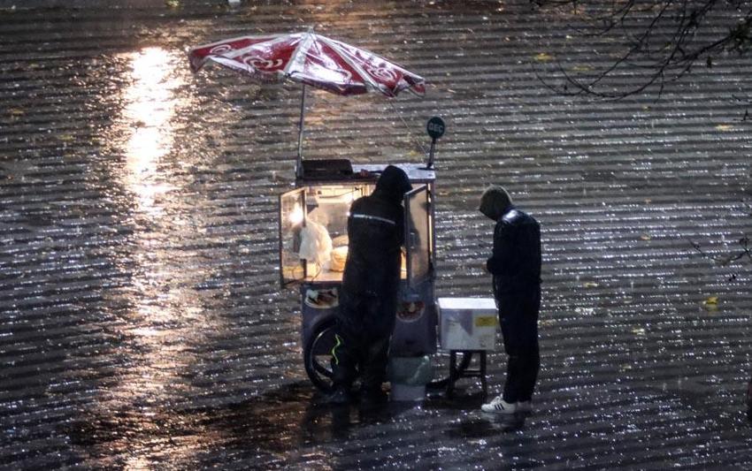 Meteoroloji son raporu açıkladı; Kar yağışları ve sağanaklar hayatı olumsuz etkileyecek! AKOM'dan İstanbul'a kar uyarısı geldi: Sıcaklıklar 12 derece birden düşecek