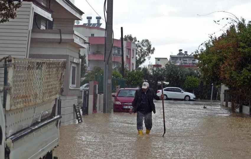Meteoroloji son raporu açıkladı; Kar yağışları ve sağanaklar hayatı olumsuz etkileyecek! AKOM'dan İstanbul'a kar uyarısı geldi: Sıcaklıklar 12 derece birden düşecek