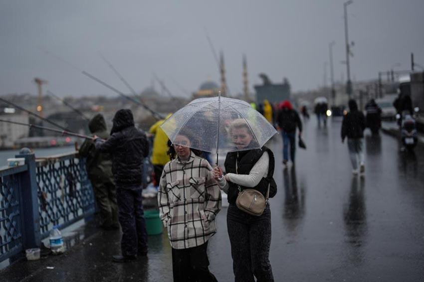 Meteoroloji son raporu açıkladı; Kar yağışları ve sağanaklar hayatı olumsuz etkileyecek! AKOM'dan İstanbul'a kar uyarısı geldi: Sıcaklıklar 12 derece birden düşecek