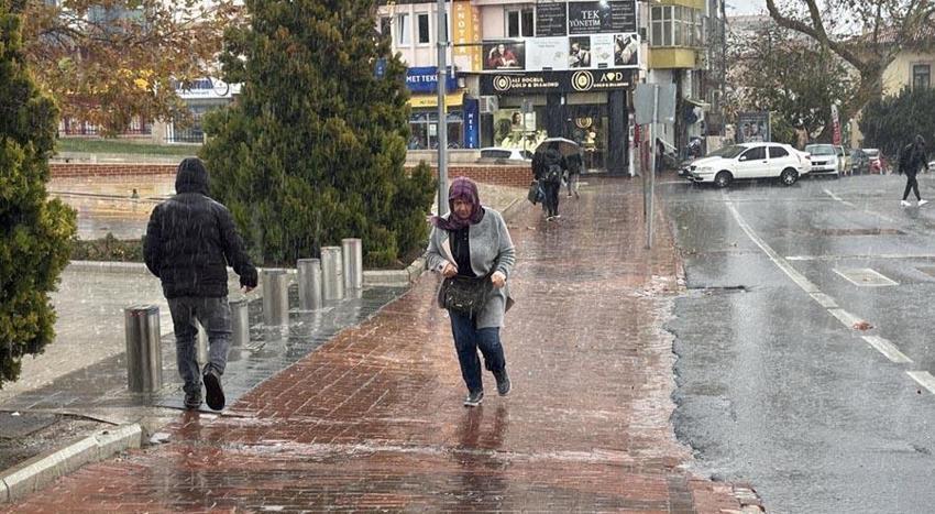 Meteoroloji son raporu açıkladı; Kar yağışları ve sağanaklar hayatı olumsuz etkileyecek! AKOM'dan İstanbul'a kar uyarısı geldi: Sıcaklıklar 12 derece birden düşecek