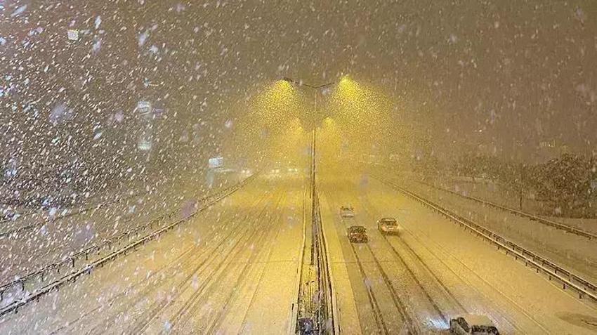 İstanbul'da kar yağışı başladı! Meteoroloji'den birçok il için kritik uyarı yapıldı, sıcaklık eksiye düşüyor