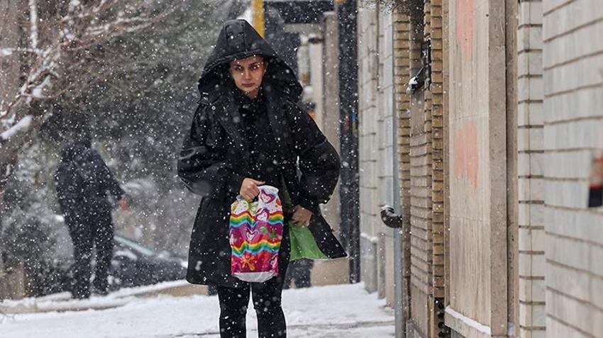 İstanbul'da kar yağışı başladı! Meteoroloji'den birçok il için kritik uyarı yapıldı, sıcaklık eksiye düşüyor