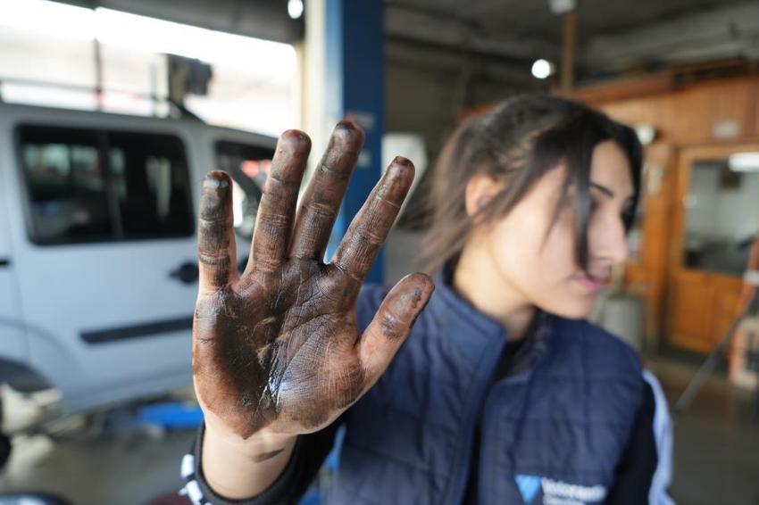 300 kişilik okulda tek kız çırağı olarak sanayide çalışıyor