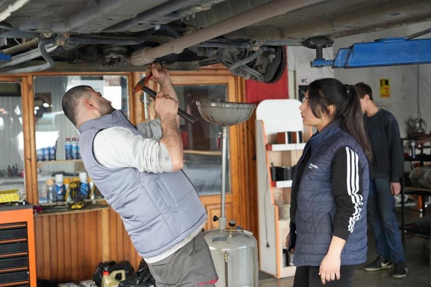 300 kişilik okulda tek kız çırağı olarak sanayide çalışıyor