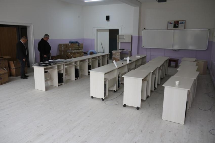 Eskişehirli mezunlardan eski okullarına anlamlı vefa: Liseye bilgisayar laboratuvarı kazandırdılar